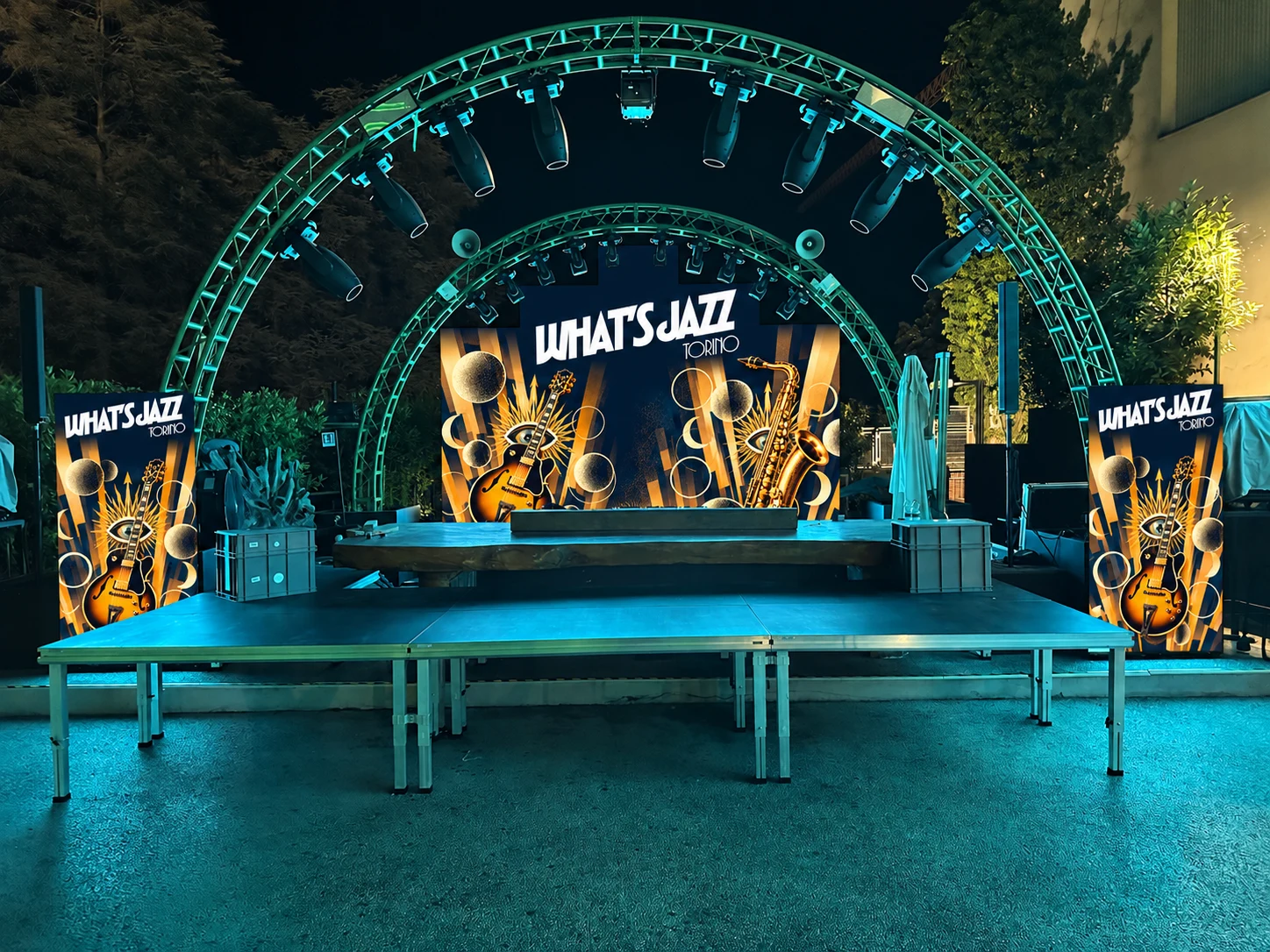 Applicazione dei visual What’s Jazz sui ledwall esterni del ONE