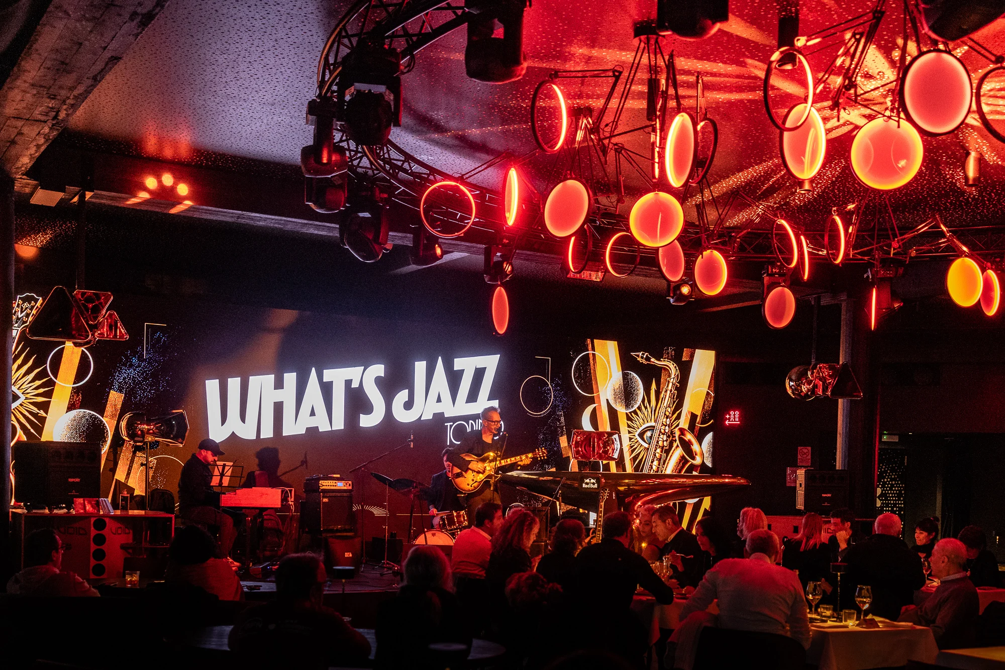Panoramica della sala interna del ONE con il ledwall What’s Jazz e Gigi Cifarelli
